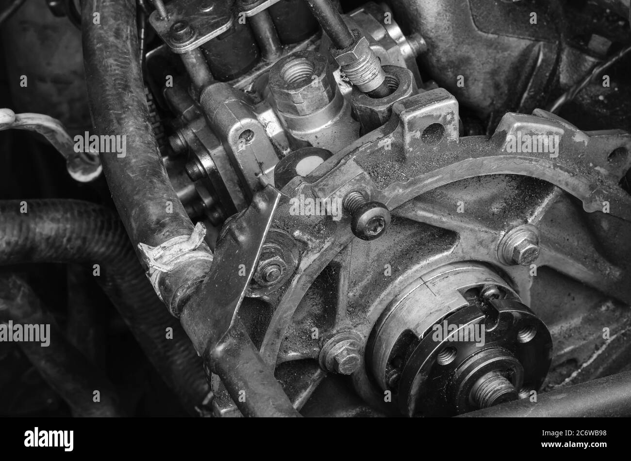 Fragment des Dieselmotors des Nutzwagens. Kraftstoffsystem. Reparaturservice für Autos. Autoservice. Schwarzweißfoto. Stockfoto