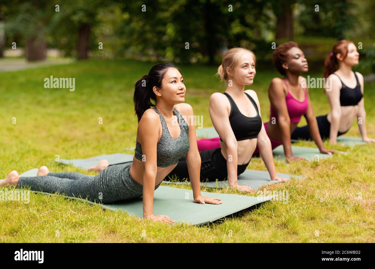 Schöne junge Mädchen Aufrechterhaltung eines gesunden Lebensstils, Yoga außerhalb üben Stockfoto