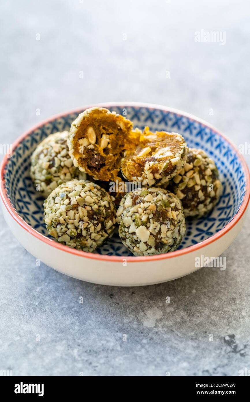 Energy Matcha Balls Glutenfrei Vegan mit Matcha Pulver. Bereit zum Essen. Stockfoto