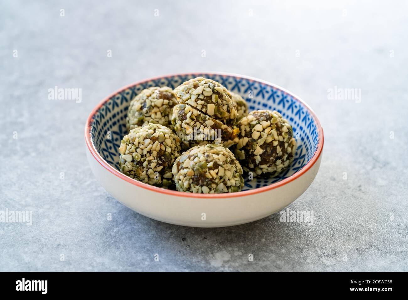 Energy Matcha Balls Glutenfrei Vegan mit Matcha Pulver. Bereit zum Essen. Stockfoto