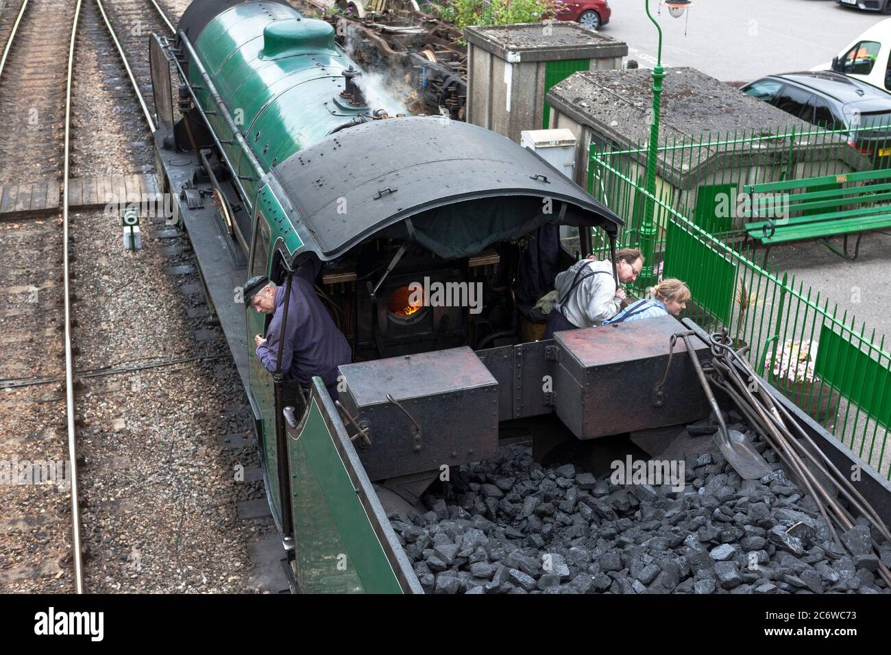 Ein Blick auf die Fußplatte von 925 Schulen der Southern Region Class ‘Cheltenham’, am Bahnhof Alresford auf der Mid-Hants Steam Railway (Watercress Line), Stockfoto
