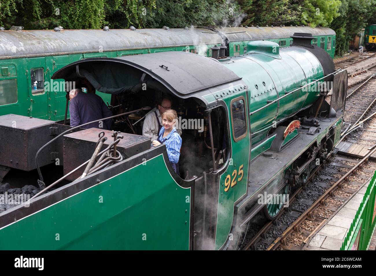 Ein Blick auf die Fußplatte von 925 Schulen der Southern Region Class ‘Cheltenham’, am Bahnhof Alresford auf der Mid-Hants Steam Railway (Watercress Line), Stockfoto