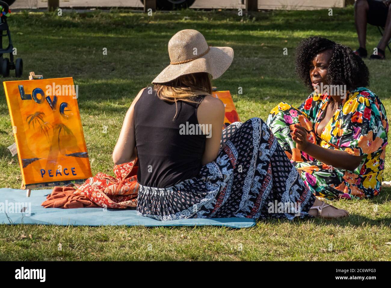 London, Großbritannien. Juli 2020. Party-n-Paint - ein kreativer Workshop, der an der frischen Luft auf Clapham Common durchgeführt wird, wegen der Coronavirus-Einschränkungen. Die Teilnehmer werden dazu geführt, einen der hauseigenen Künstler zu kopieren oder in entspannter Partyatmosphäre ihr eigenes Ding zu malen. Sie haben mit dem Princes Trust zusammengearbeitet und haben eine hohe Besucherzahl von der BAME-Gemeinschaft. Die Lockerung der „Sperre“ für den Coronavirus (Covid 19) Ausbruch in London geht weiter. Kredit: Guy Bell/Alamy Live Nachrichten Stockfoto