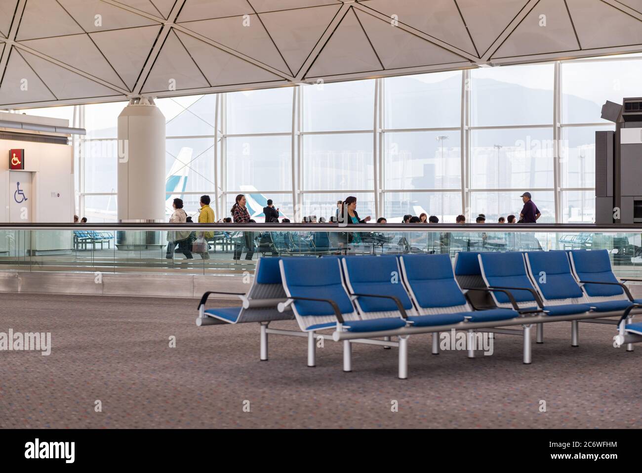 Passagiere am Flughafen Hongkong Stockfoto