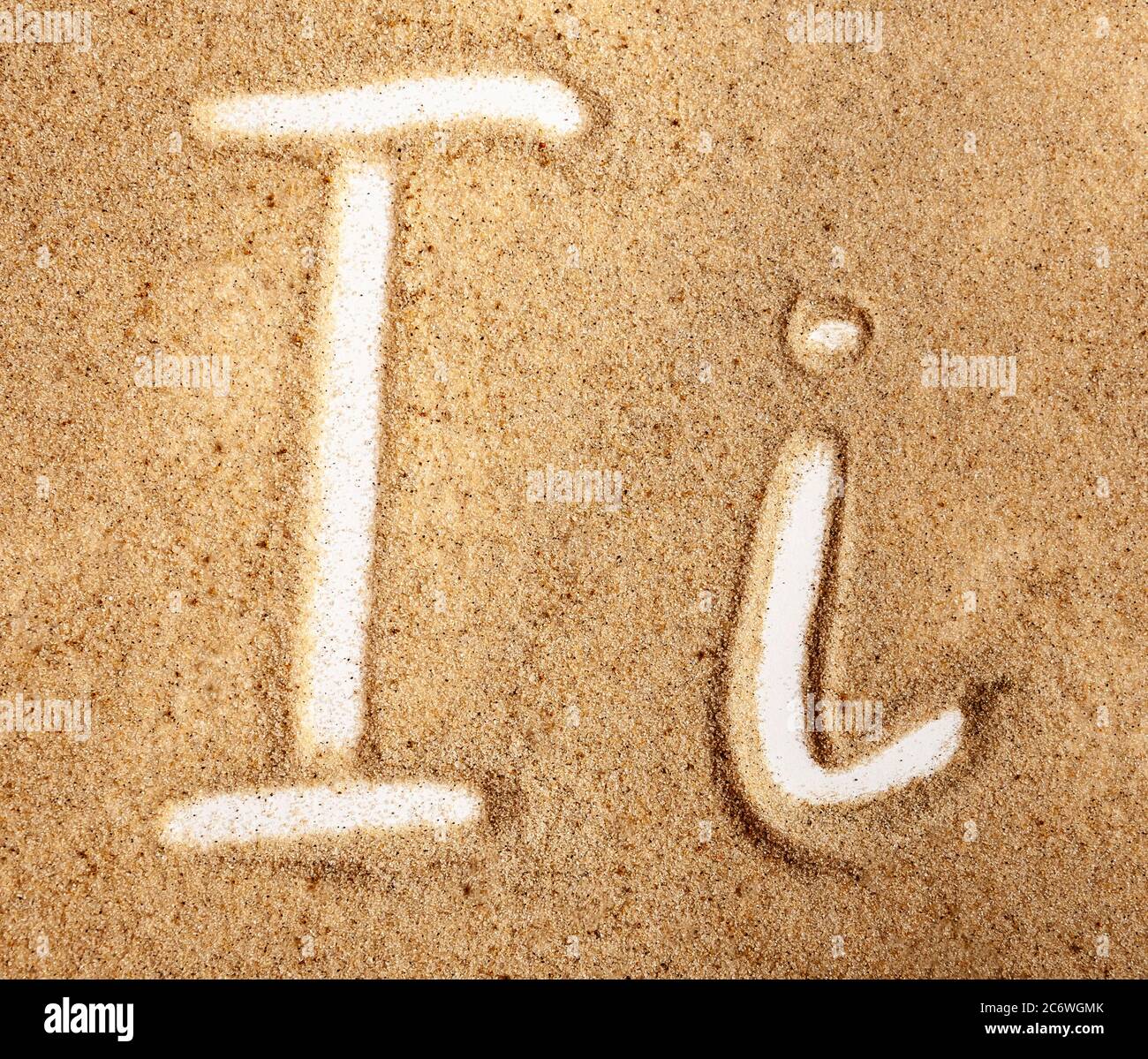 Brief I. Englisches handgeschriebenes Alphabet im Sand. Stockfoto