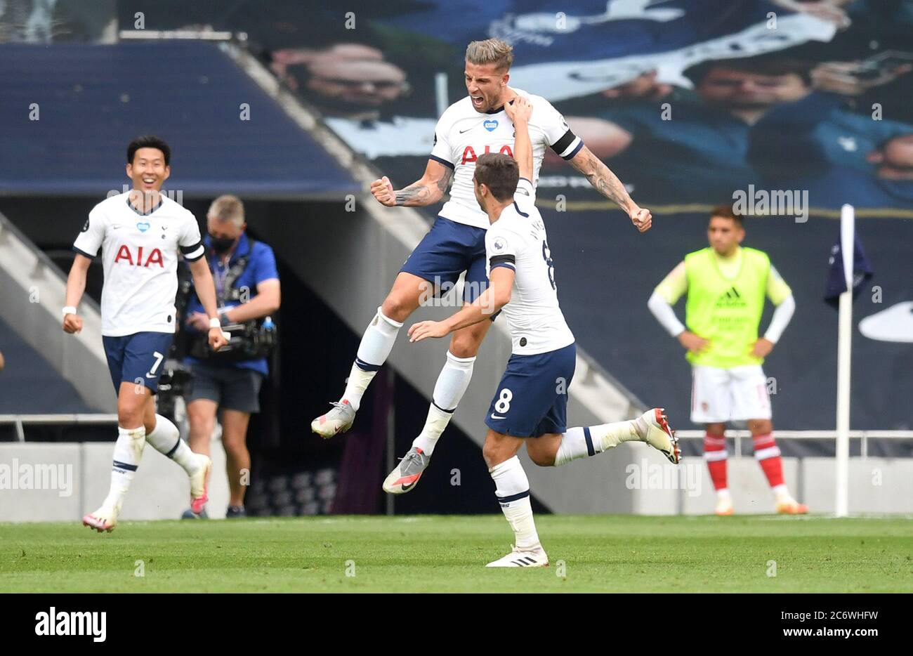 Tottenham Hotspur's Toby Alderweireld (Mitte) feiert das zweite Tor seiner Spielmannschaft während des Premier League-Spiels im Tottenham Hotspur Stadium, London. Stockfoto