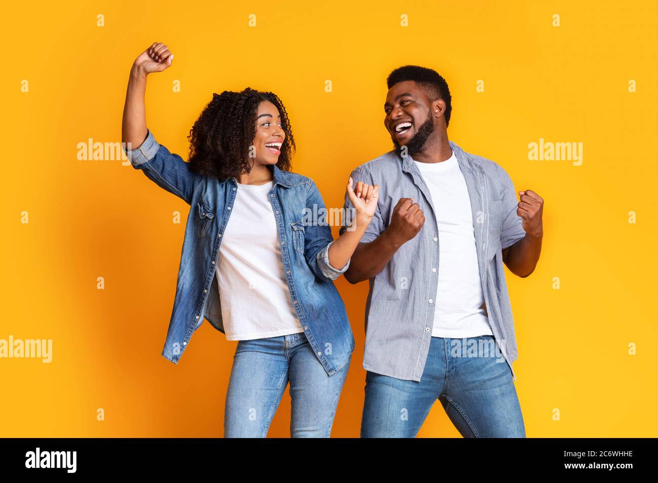 Euphorische Stimmung. Aufgeregt Afroamerikanischen Paar Emotional Feiern Erfolg Zusammen Stockfoto