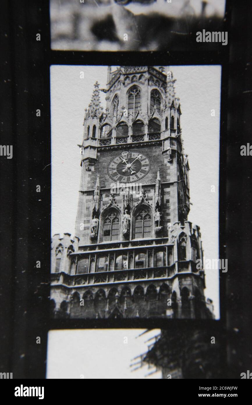 Feine 70er Jahre Vintage schwarz-weiß Lifestyle Fotografie vom Marienplatz Uhrenturm in München, Deutschland. Stockfoto