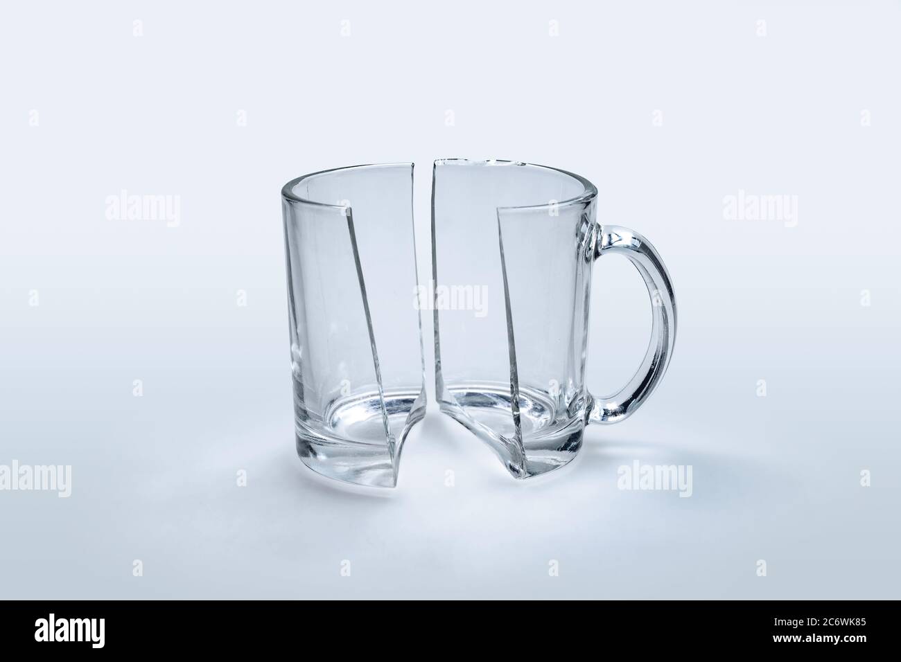 Zerbrochene Glasschale in der Mitte auf weißem Hintergrund Stockfoto