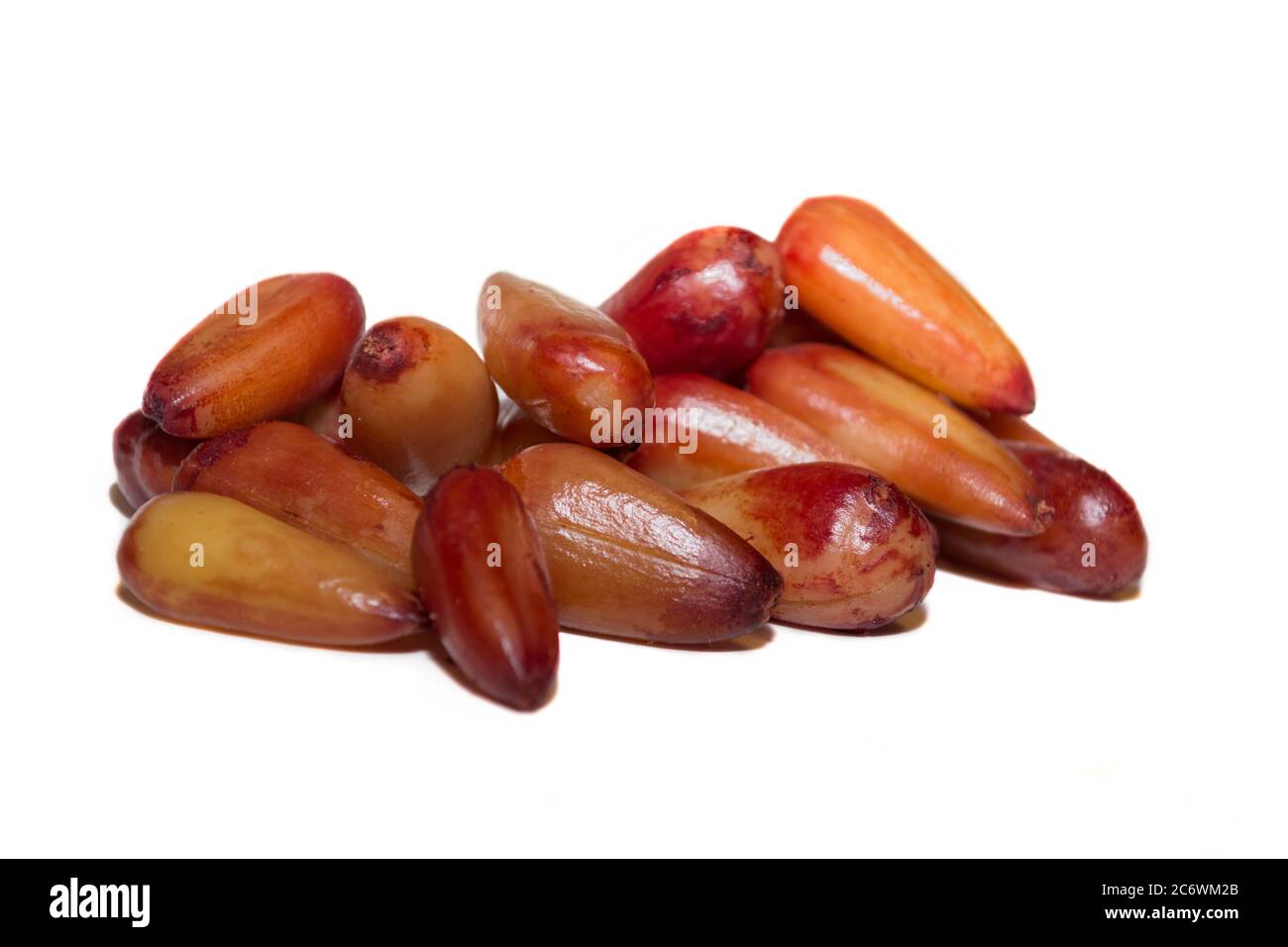 Portion gekochte und geschälte Ritzel Früchte mit weißem Hintergrund Stockfoto