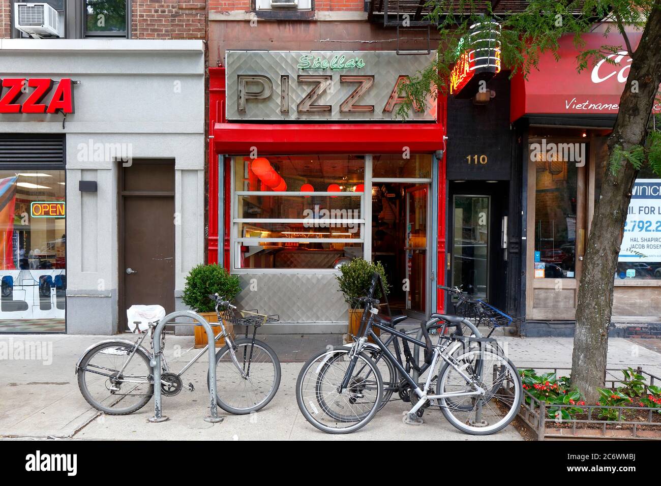 Stella's Pizza, 110 Ninth Ave, New York, NYC Foto von einem Pizzaladen im Chelsea-Viertel von Manhattan. Stockfoto
