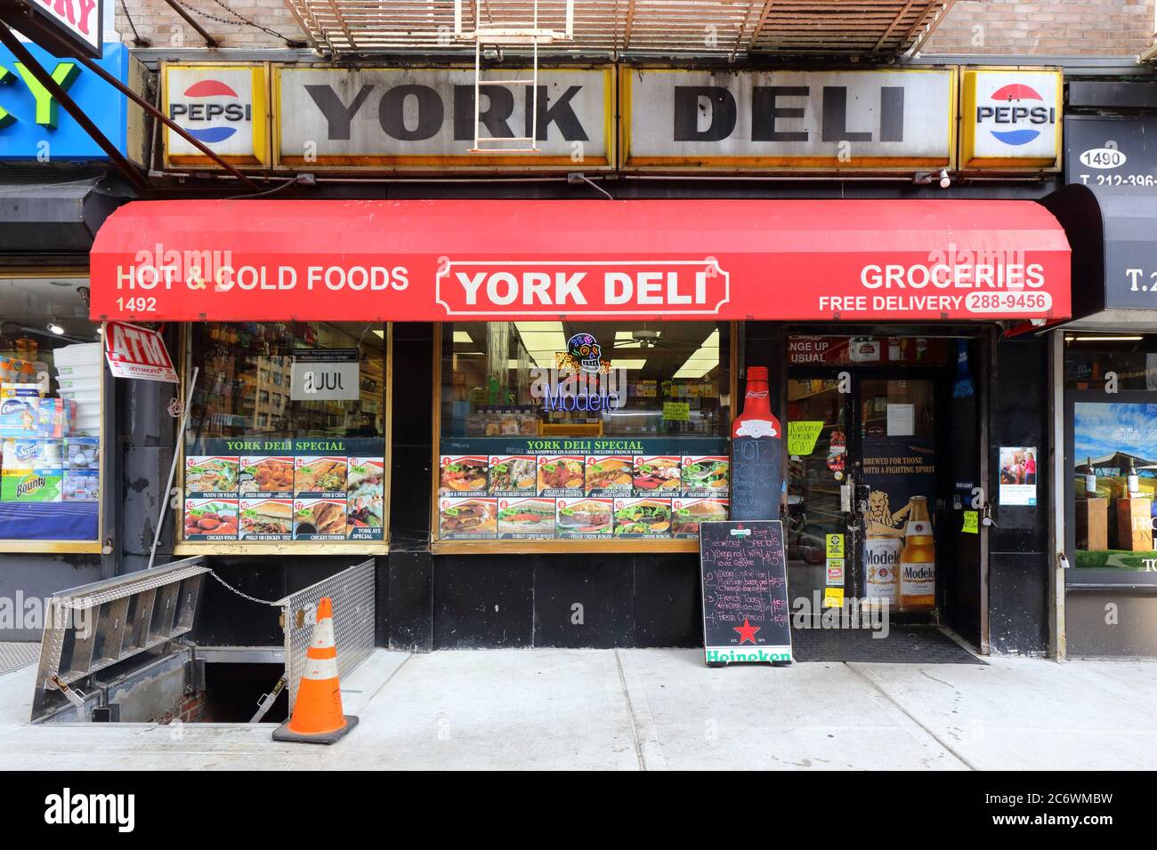 York Delicatessen, 1492 York Ave, New York, NYC Foto von einem Lebensmittelgeschäft, Deli, in der Upper East Side in Manhattan. Stockfoto
