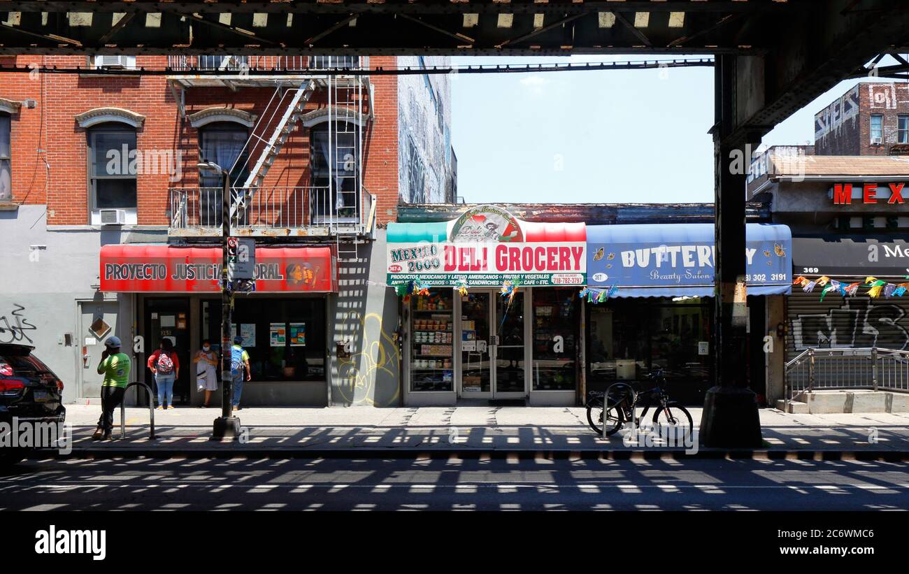 Workers Justice Project, Mexico 2000 Deli, Butterfly, 365-367 Broadway, Brooklyn. Schaufenster unter den erhöhten Subway-Schienen in Williamsburg. Stockfoto