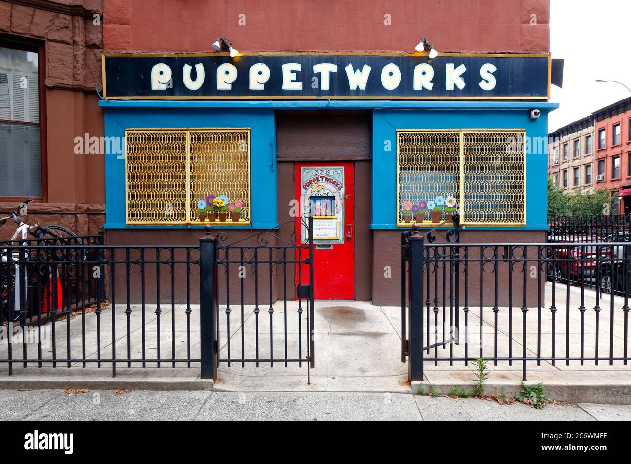 Puppet Works, 338 6. Ave, Brooklyn, New York, NYC Schaufensterfoto eines Puppentheaters, Spielzeugtheater im Park Slope-Viertel. Stockfoto