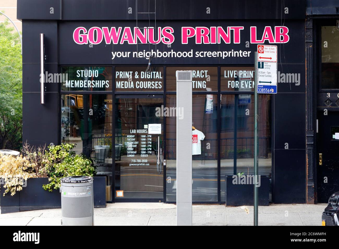 [Historisches Schaufenster] Gowanus Print Lab, 304 5. Ave, Brooklyn, NYC Schaufensterfoto einer Siebdruckerei in Park Slope Stockfoto