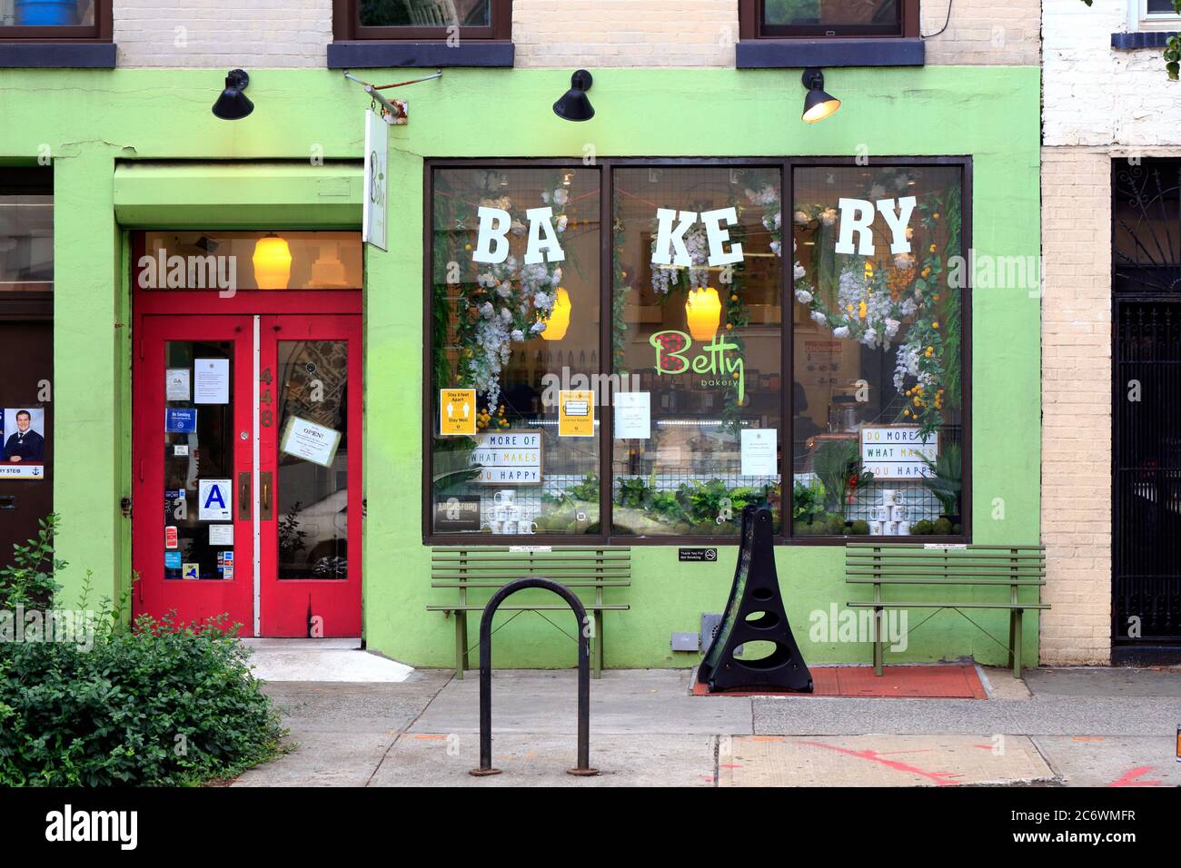 Betty Bakery, 448 Atlantic Ave, Brooklyn, New York, NYC Schaufensterfoto einer Backstube im Retro-Stil im Viertel Boerum Hill. Stockfoto
