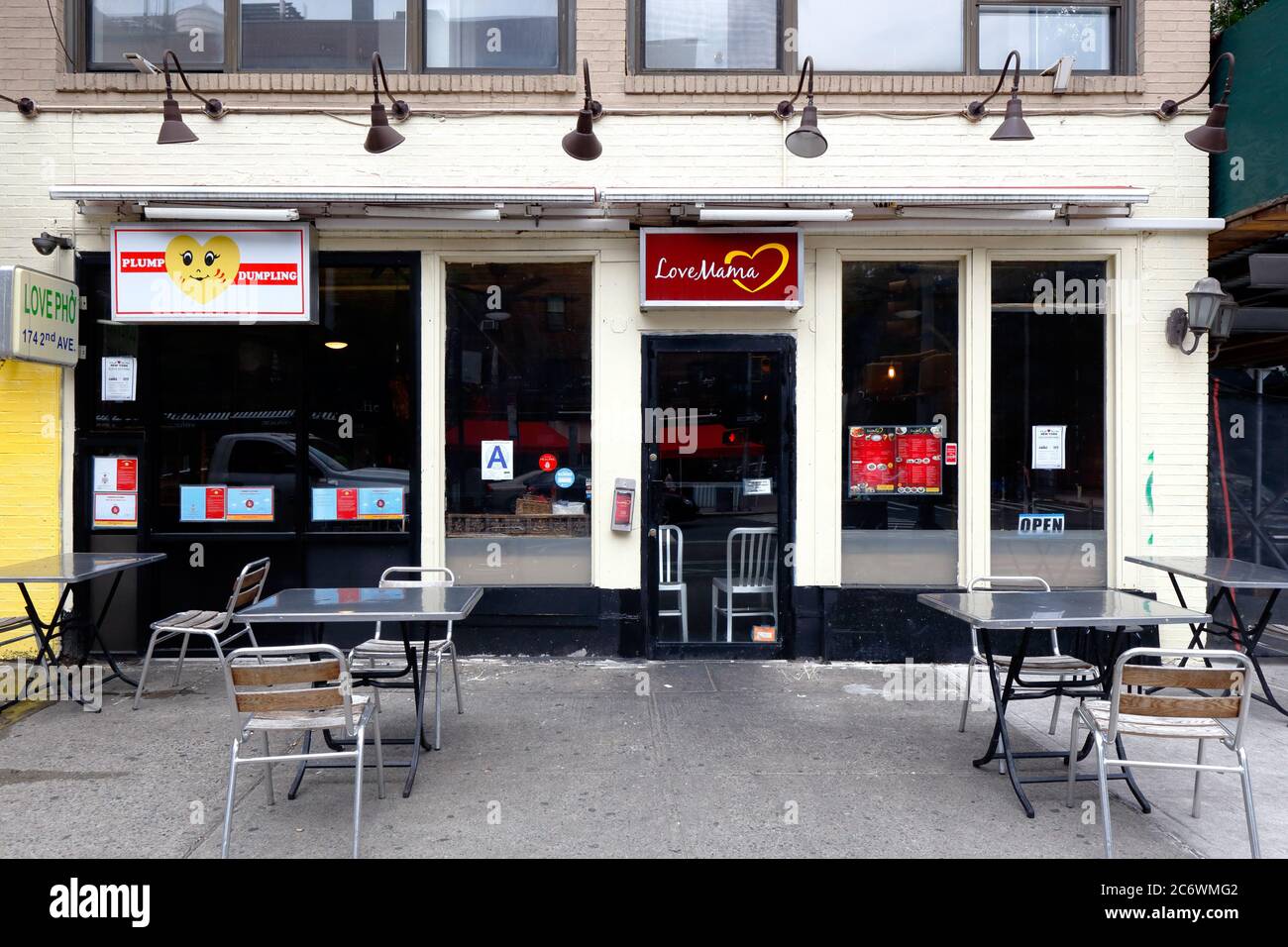 Love Mama, 174 Second Ave, New York, New York, NYC Schaufensterfoto eines südostasiatischen Restaurants im East Village-Viertel von Manhattan. Stockfoto