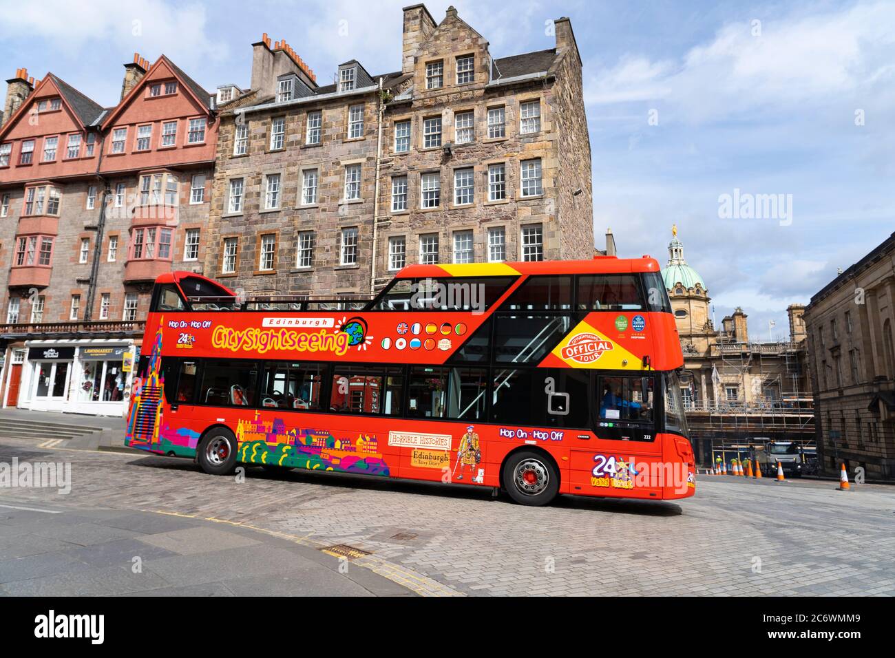 Edinburgh, Schottland, Großbritannien. 12. Juli 2020, die Geschäfte im Stadtzentrum von Edinburgh werden langsam wieder normal. Touristen noch fast nicht existent und Straßen bleiben sehr ruhig in der Altstadt. Touristenbusse fahren jetzt von der Royal Mile aus, aber nur wenige Leute an Bord. Iain Masterton/Alamy Live News Stockfoto