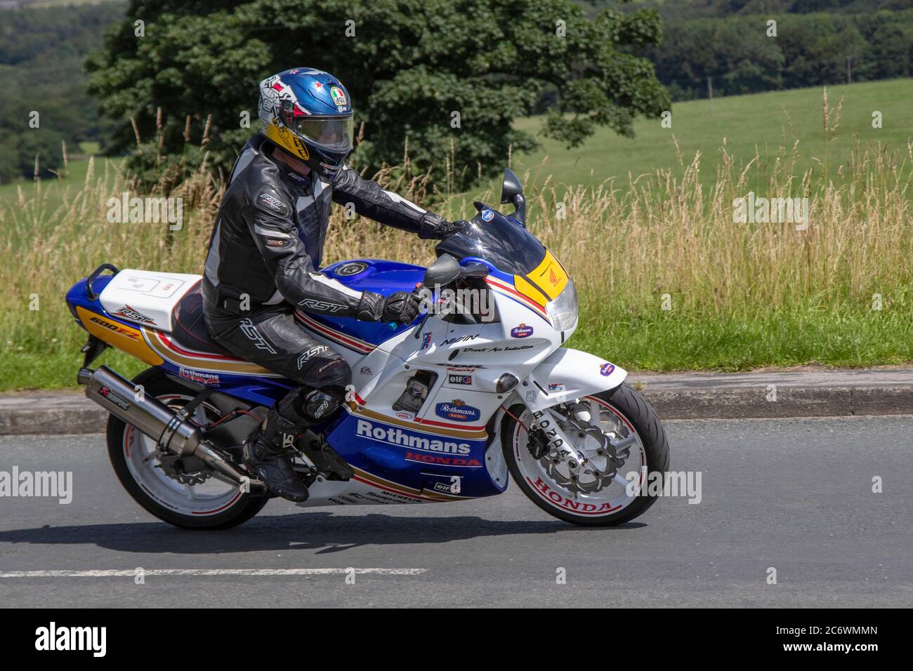 Honda 600 FZ Motorrad Fahrer; Zweirad Transport, Motorräder, Fahrzeug, Straßen, Motorräder, Motorrad Fahrer motoring in Chorley, Großbritannien Stockfoto