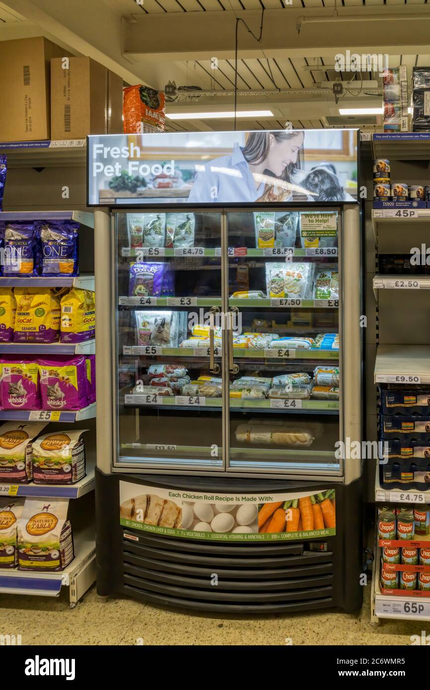Freshpet gekühlte frische Tiernahrung zum Verkauf in einem Kühlschrank in einem Tesco Supermarkt. Stockfoto
