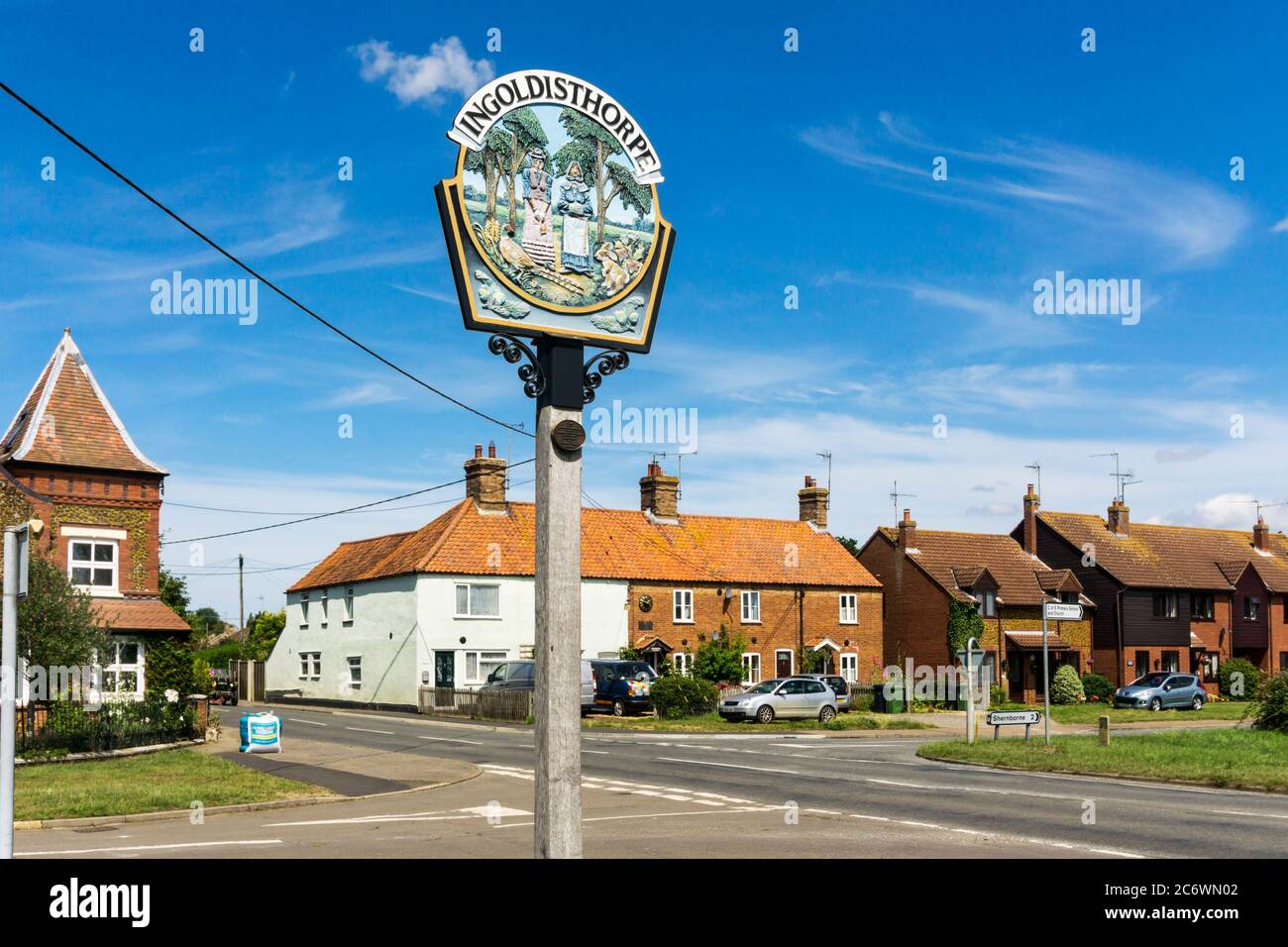 Das Dorfschild & Dorf Ingoldisthorpe in Norfolk. Ausgesprochen „Inglesthorpe“. Stockfoto
