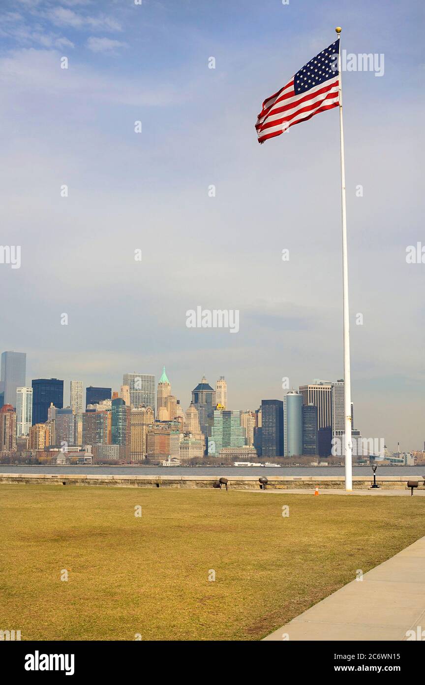Panoramablick auf die Flagge der Vereinigten Staaten mit Manhattan, New York Hintergrund. Stockfoto
