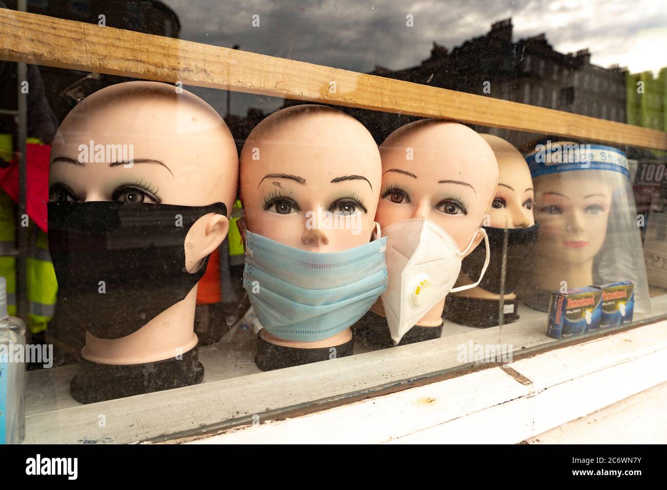 Edinburgh, Schottland, Großbritannien. 12. Juli 2020, die Geschäfte im Stadtzentrum von Edinburgh werden langsam wieder normal. Gesichtsmasken im Schaufenster in der Stadt Iain Masterton / Alamy Live News angezeigt Stockfoto