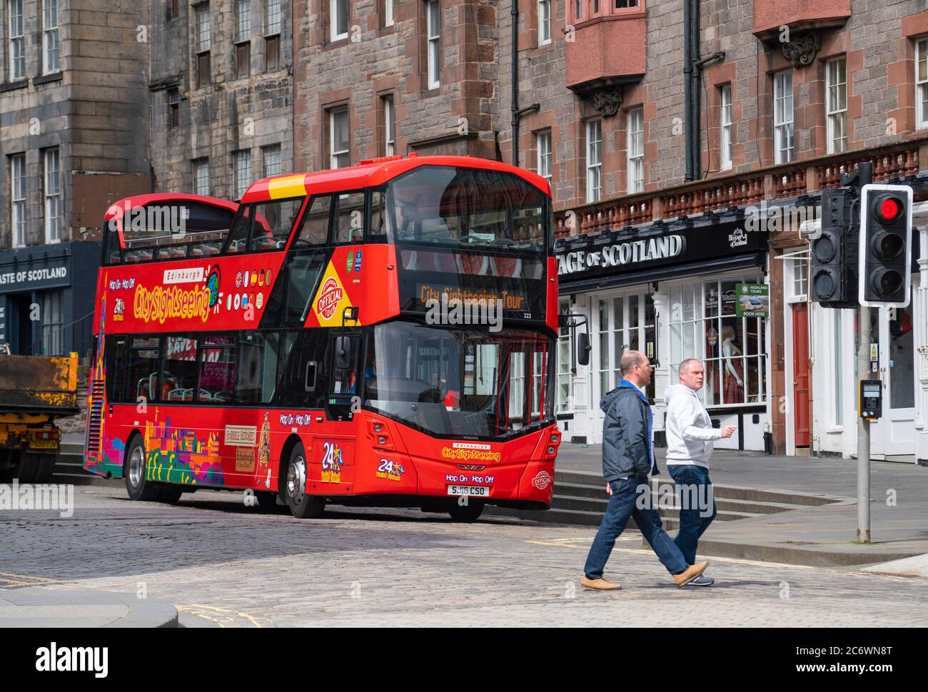 Edinburgh, Schottland, Großbritannien. 12. Juli 2020, die Geschäfte im Stadtzentrum von Edinburgh werden langsam wieder normal. Touristen noch fast nicht existent und Straßen bleiben sehr ruhig in der Altstadt. Touristenbusse fahren jetzt von der Royal Mile aus, aber nur wenige Leute an Bord. Iain Masterton/Alamy Live News Stockfoto