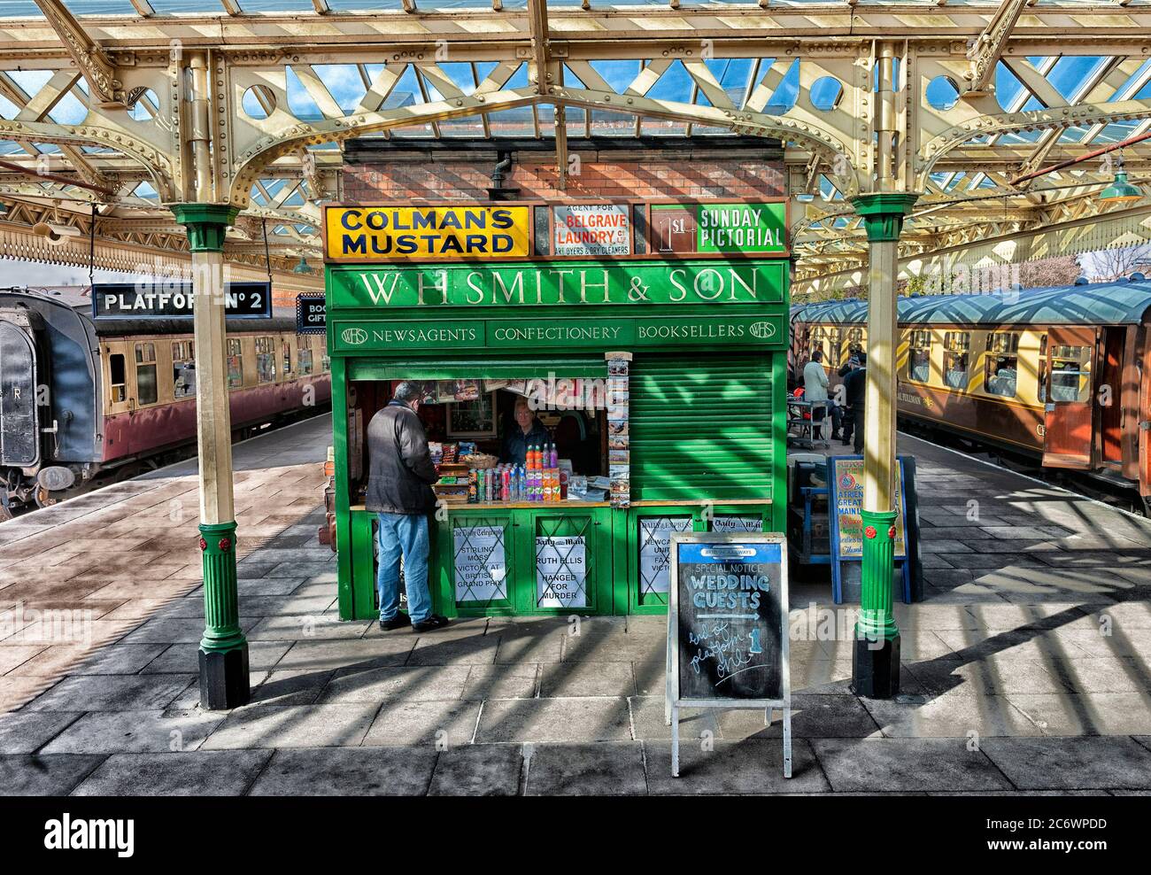 W H Smith historische Kiosk auf dem Bahnsteig am Hauptbahnhof