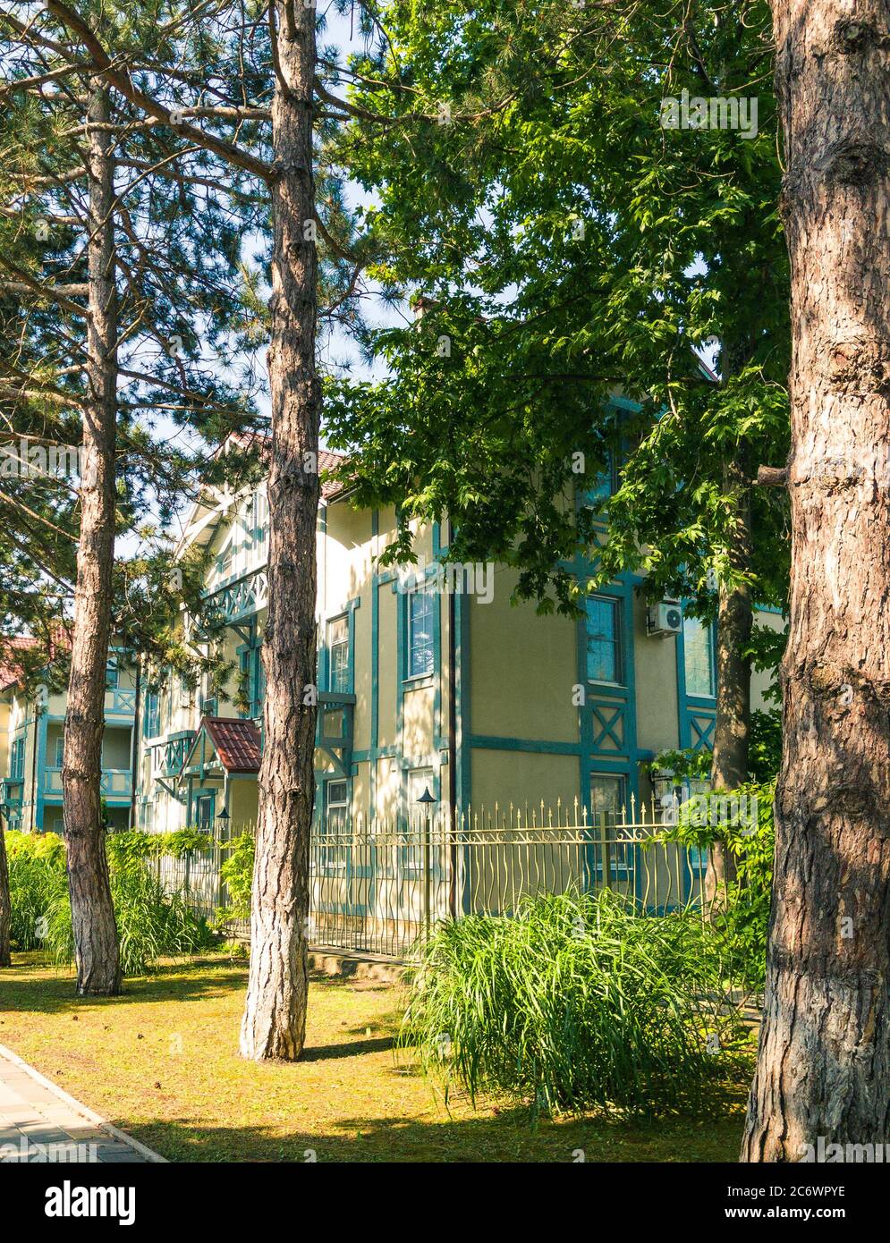 Europäisches Haus mit landschaftlich gestaltetem Design Stockfoto