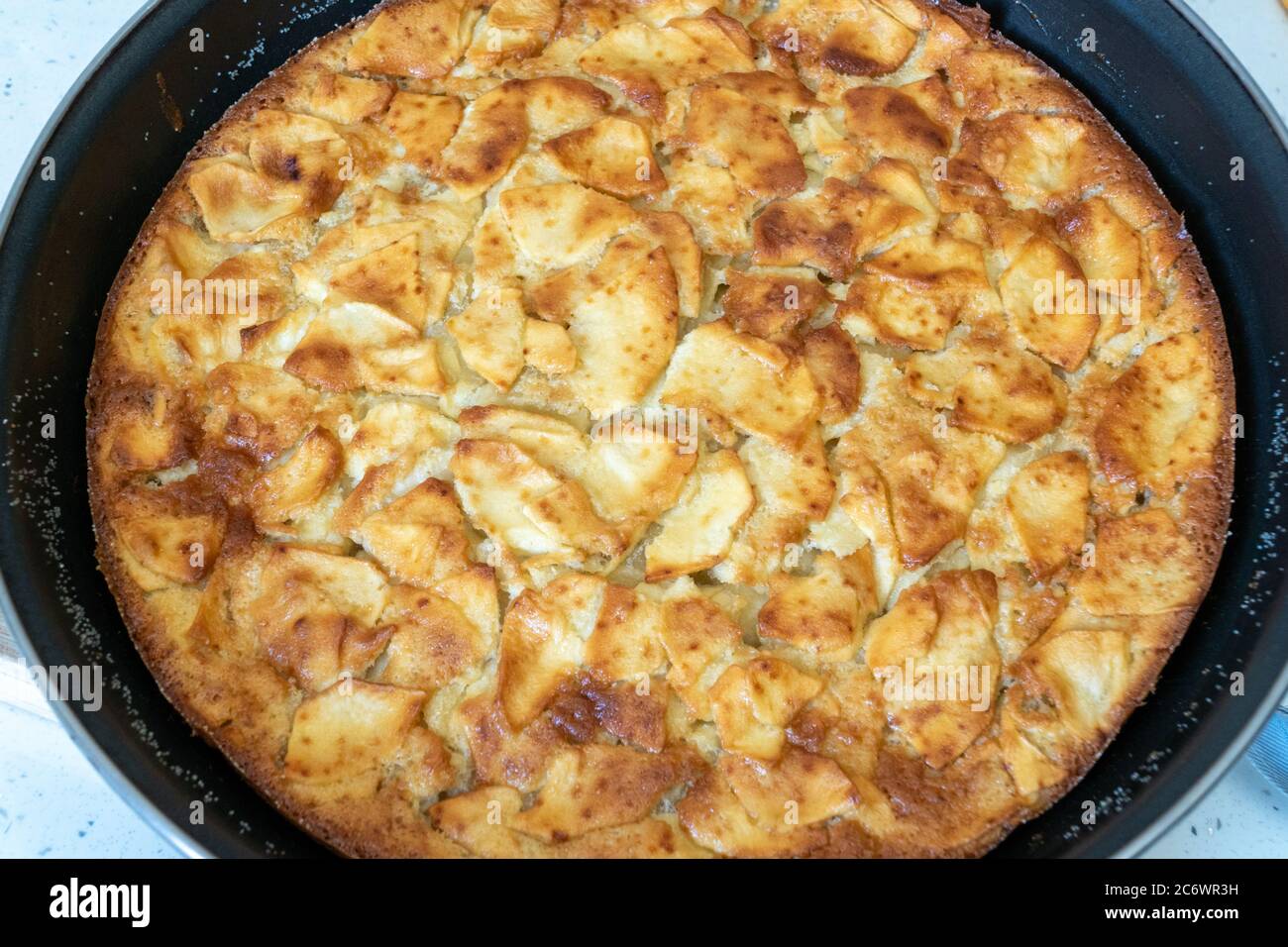 Gebackene Apfelkuchen zu Hause in einer Pfanne Stockfoto