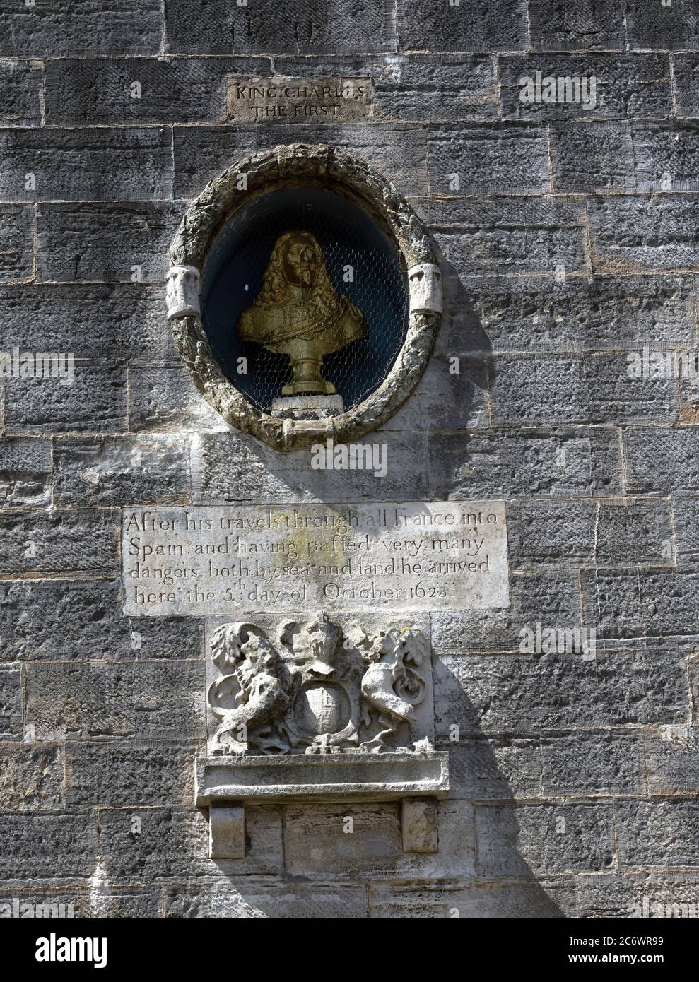 Büste von König Charles 1. Und Inschrift an der Nordwand des Square Tower, Old Portsmouth, Portsmouth, Hampshire, England, Großbritannien Stockfoto