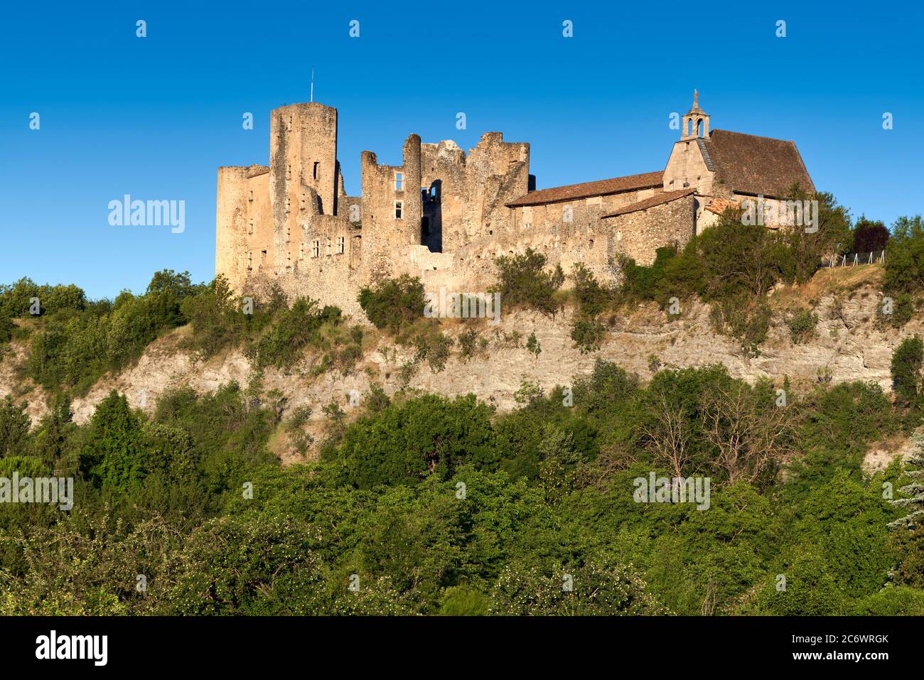 Die Ruinen von Tallard Castle bei Sonnenaufgang (mittelalterliches historisches Monument) im Durance Valley. Tallard, Hautes-Alpes (05), Alpen, Frankreich Stockfoto
