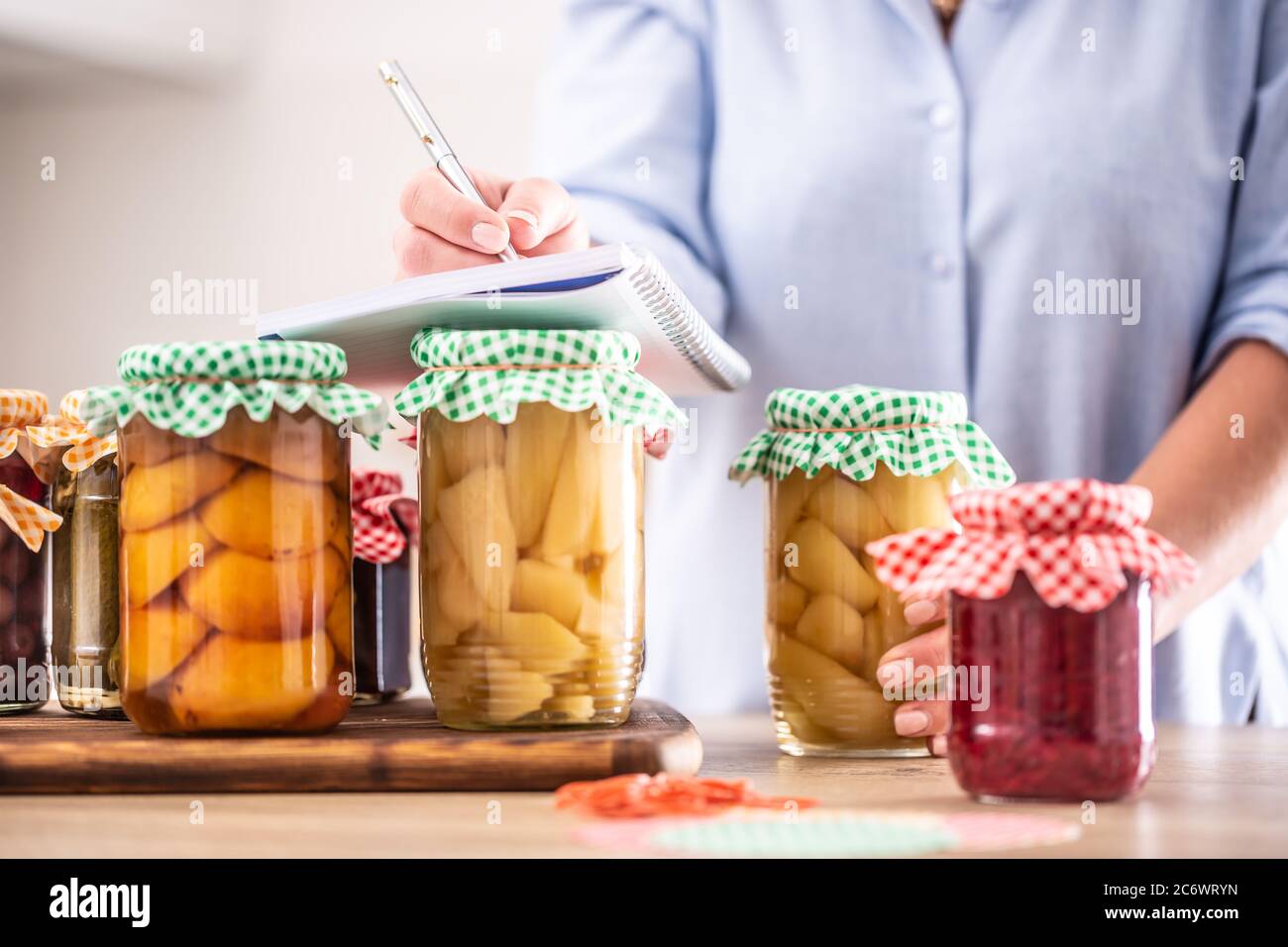 Hausgemachte Obst Detail mit Frau Aufschreiben das Rezept. Stockfoto