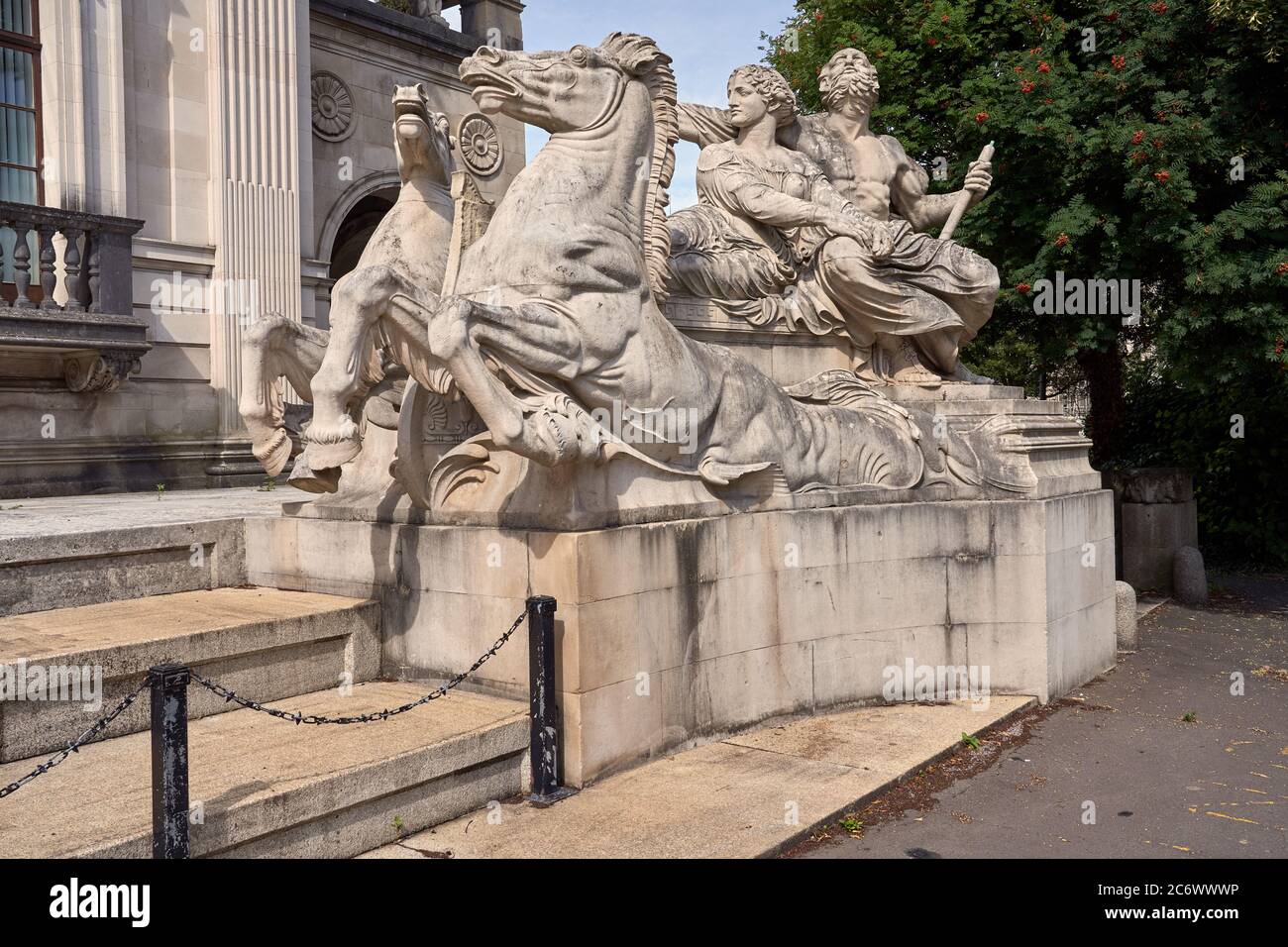 Neptun-Statue, die die Navigation vor dem Gebäude der Glamorgan County Hall in Cardiff, South Wales symbolisiert Stockfoto