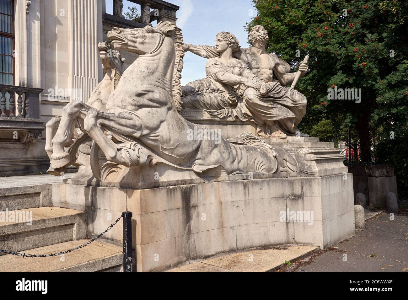 Neptun-Statue, die die Navigation vor dem Gebäude der Glamorgan County Hall in Cardiff, South Wales symbolisiert Stockfoto