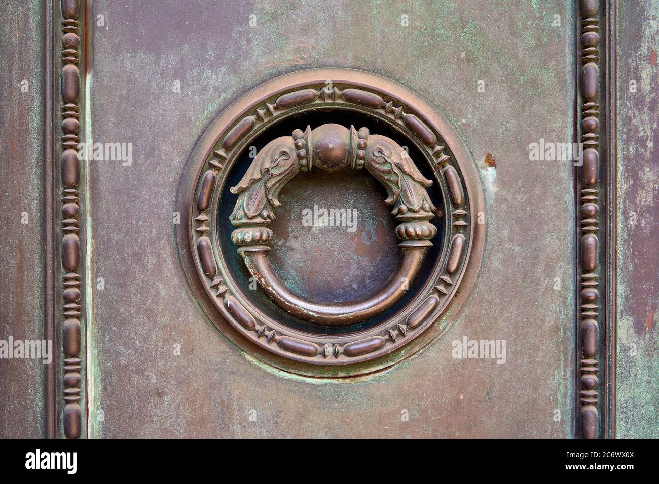 Detail an der Tür des Glamorgan Building, das jetzt Teil der Universität von Cardiff, Cardiff, South Wales ist Stockfoto