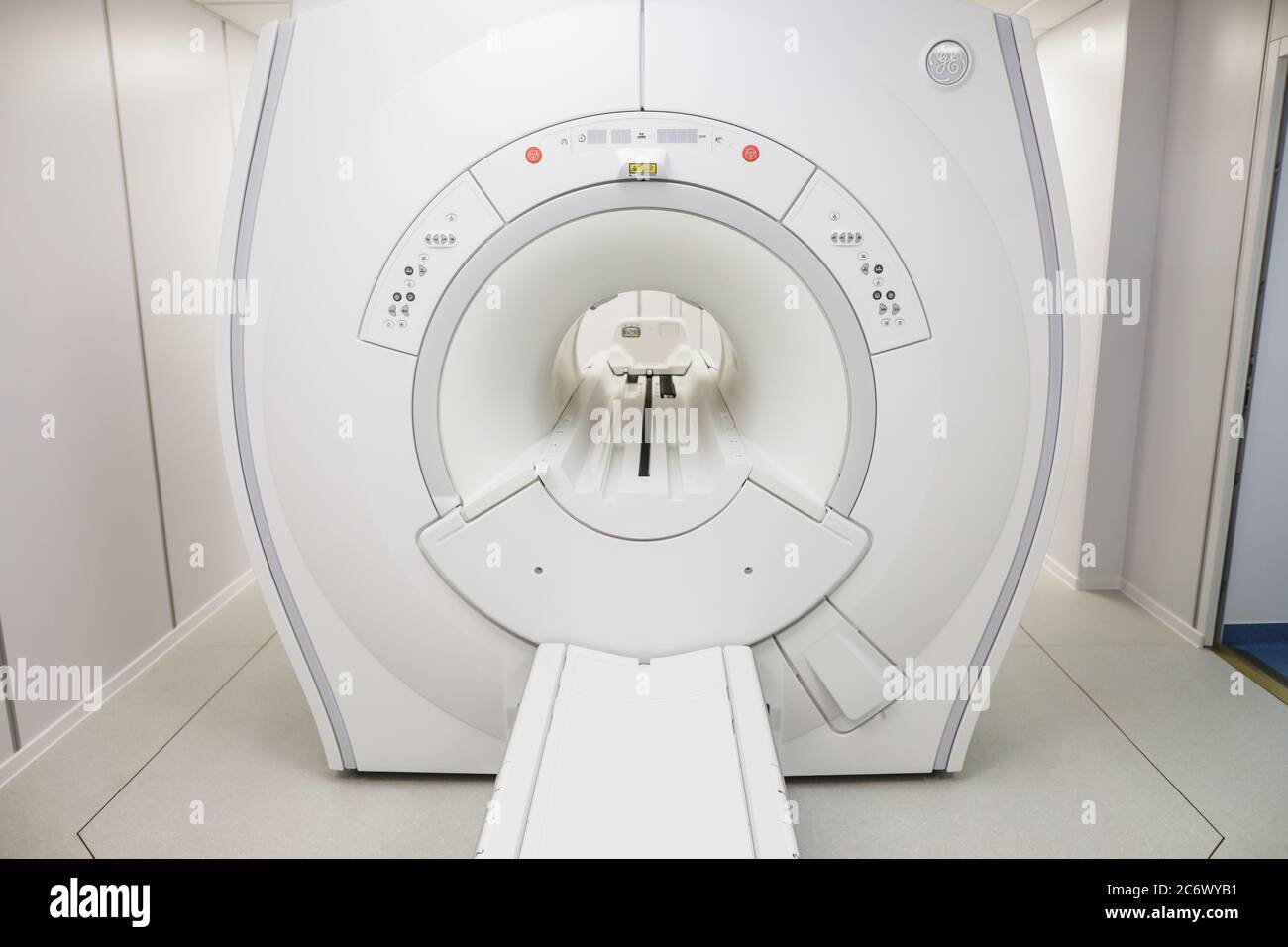 Bukarest / Rumänien - 12. Juli 2020: Allgemeine elektrische MRT-Geräte in einer neuen medizinischen Klinik. Stockfoto