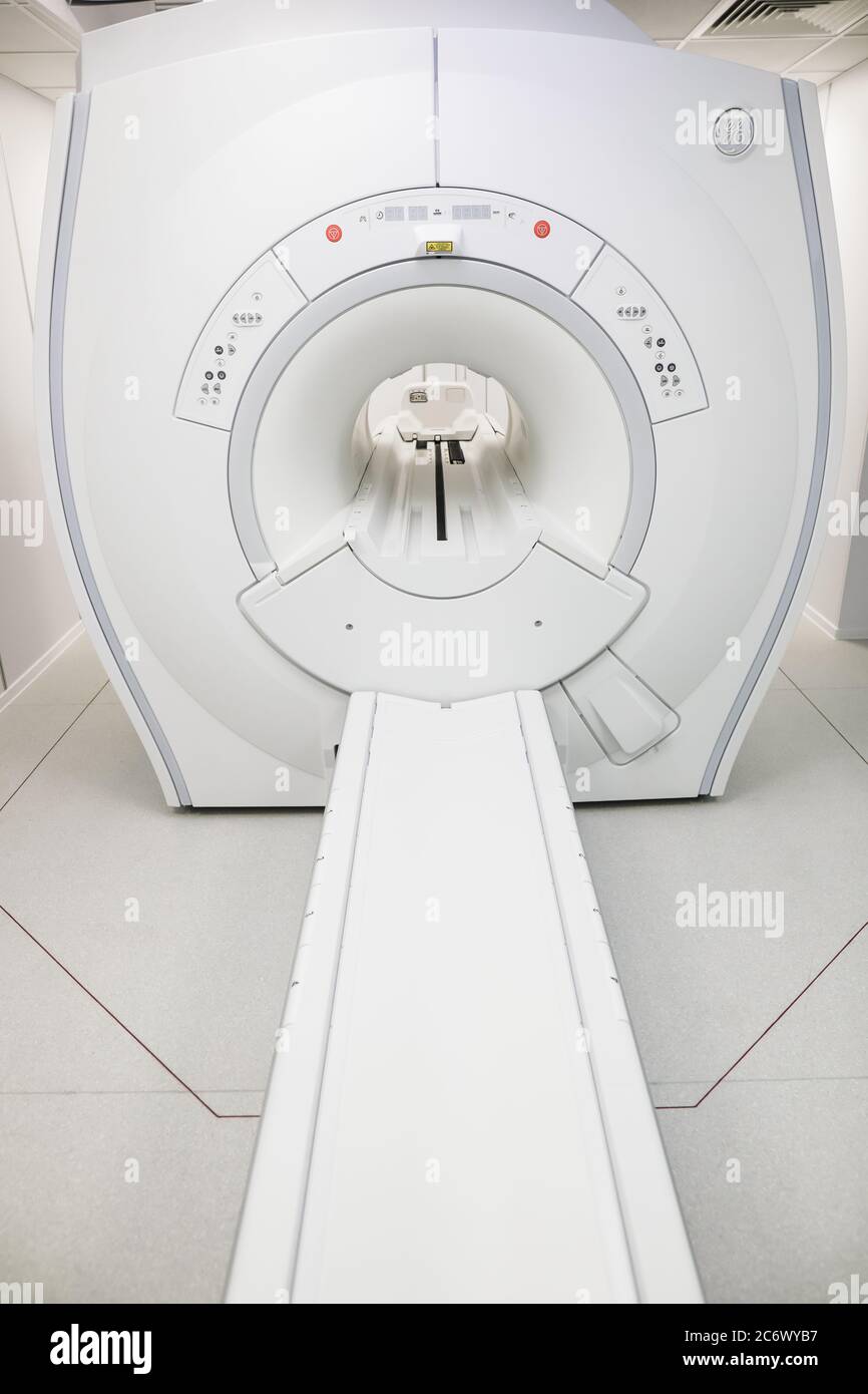 Bukarest / Rumänien - 12. Juli 2020: Allgemeine elektrische MRT-Geräte in einer neuen medizinischen Klinik. Stockfoto