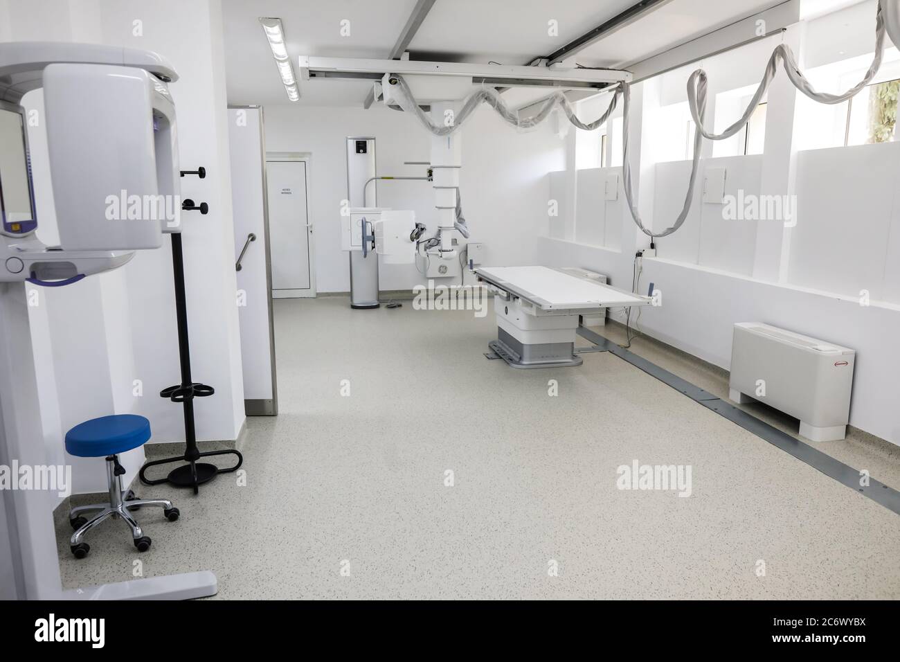 Bukarest / Rumänien - 12. Juli 2020: Radiologiezimmer in einer neuen medizinischen Klinik. Stockfoto