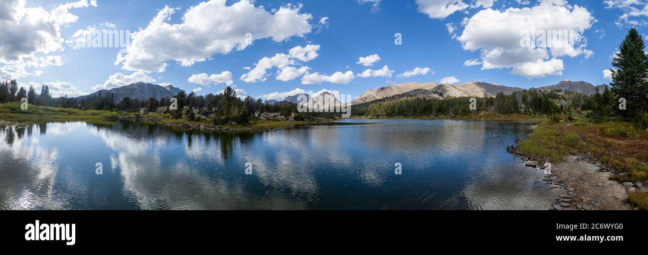 Ein HDR-Panorama des Skull Lake in Wyomings Wind River Range. In der Ferne, von links nach rechts, Mt. Geikie, Mt. Nutte, Pyramid Peak und Dike . Stockfoto