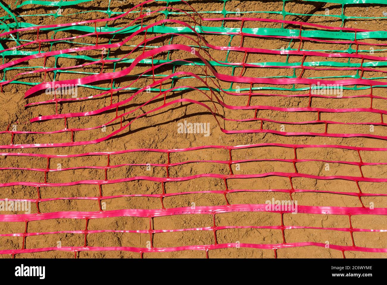 Perforierte Kunststofffolien und Sandfundament für Pflasterplatten - Frankreich. Stockfoto