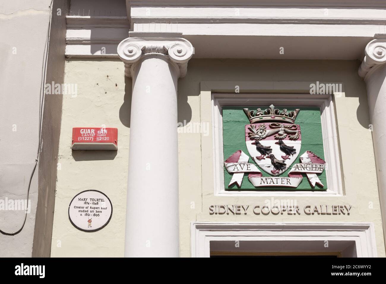 Plakette an Mary Tourtel, die Schöpferin von Rupert Bear, in der Sidney Cooper Gallery in Canterbury, Kent. Stockfoto