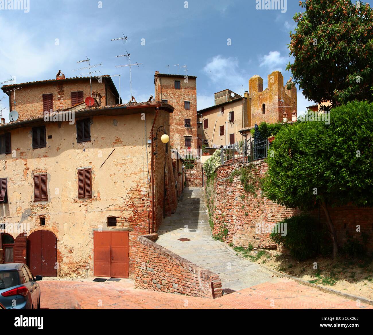 Schöne Sommeransicht der alten italienischen Stadt. Certaldo Alto. Toskana. Italien. Stockfoto