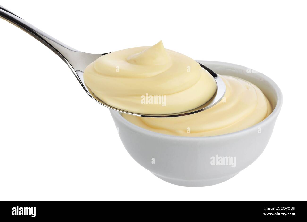 Mayonnaise in Löffel isoliert auf weißem Hintergrund Stockfoto