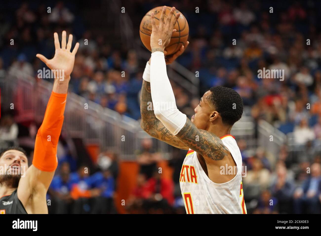 Atlanta Hawks Spieler John Collins #20 schießt einen drei Punkt während des Spiels im Amway Center in Orlando Florida am Montag, den 8. Februar 2020. Foto C Stockfoto