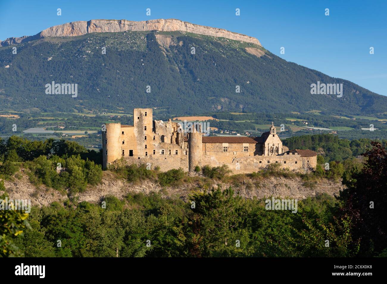 Tallard Castle (mittelalterliches historisches Monument) im Durance Valley mit Ceuze Berg. Tallard, Hautes-Alpes (05), Alpen, Frankreich Stockfoto