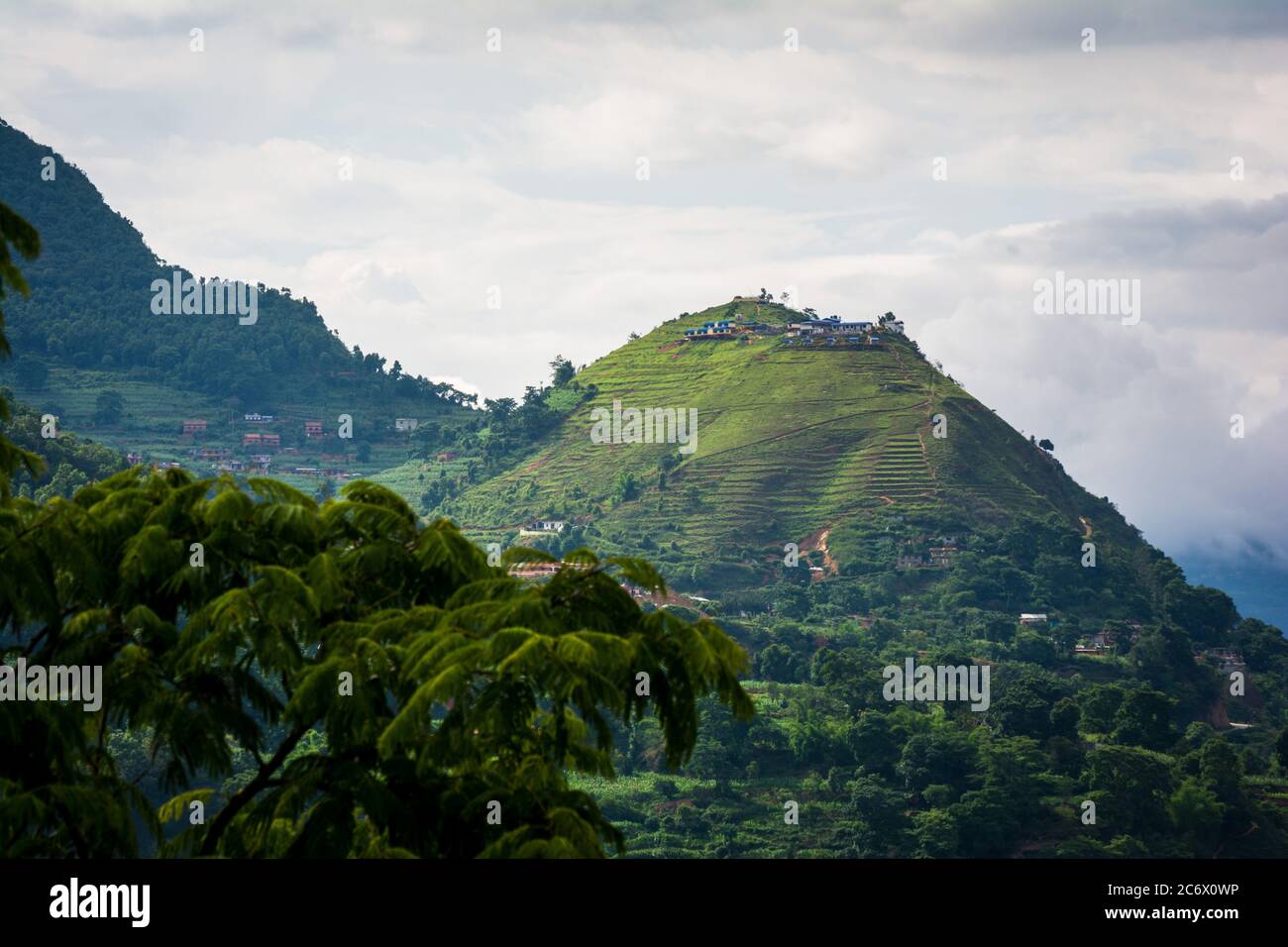 Grüner Hügel in der Nähe von Kathmandu, Nepal Stockfoto