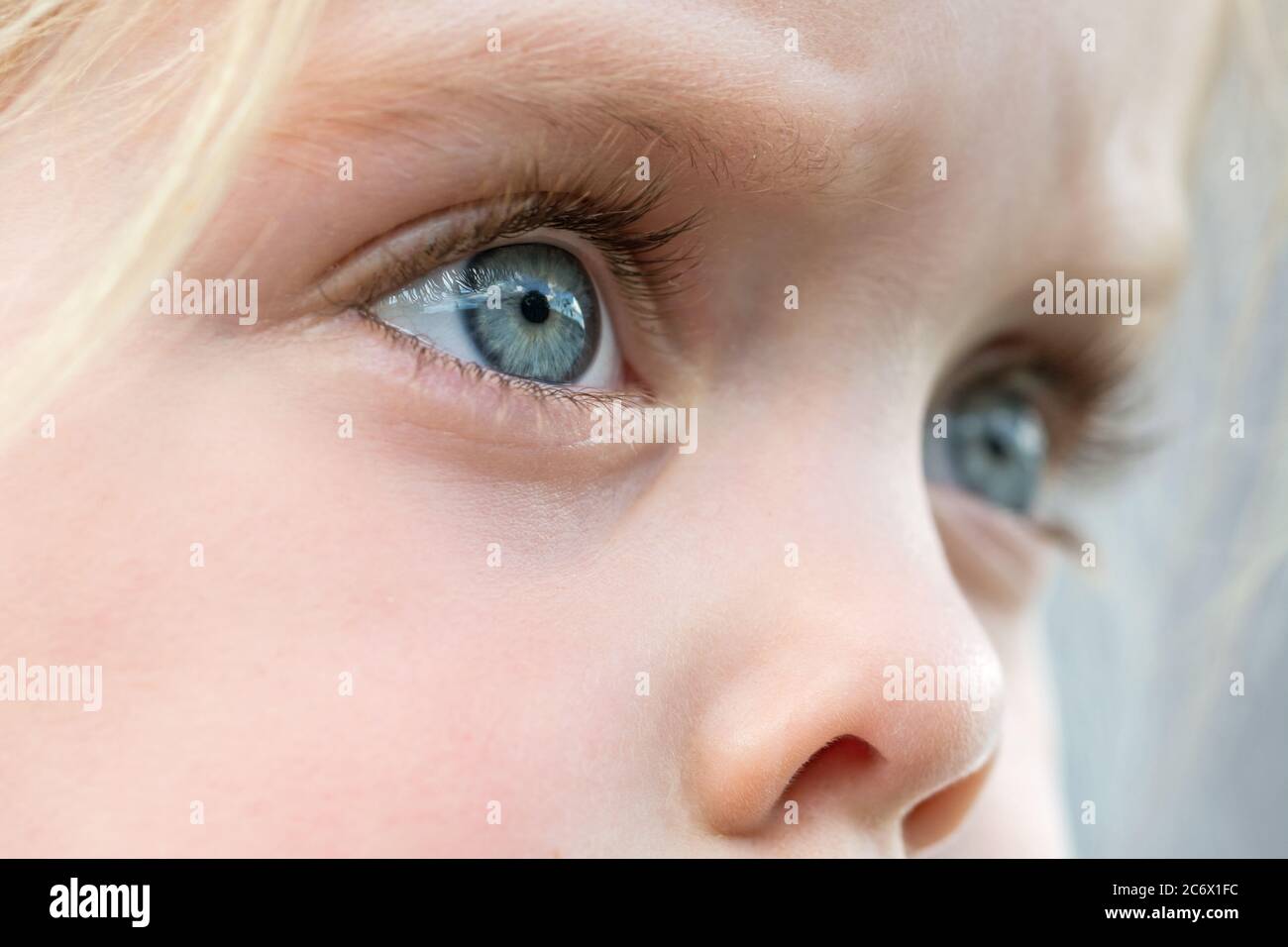 Nahaufnahme der blauen Augen eines schönen blonden Kindes Stockfoto