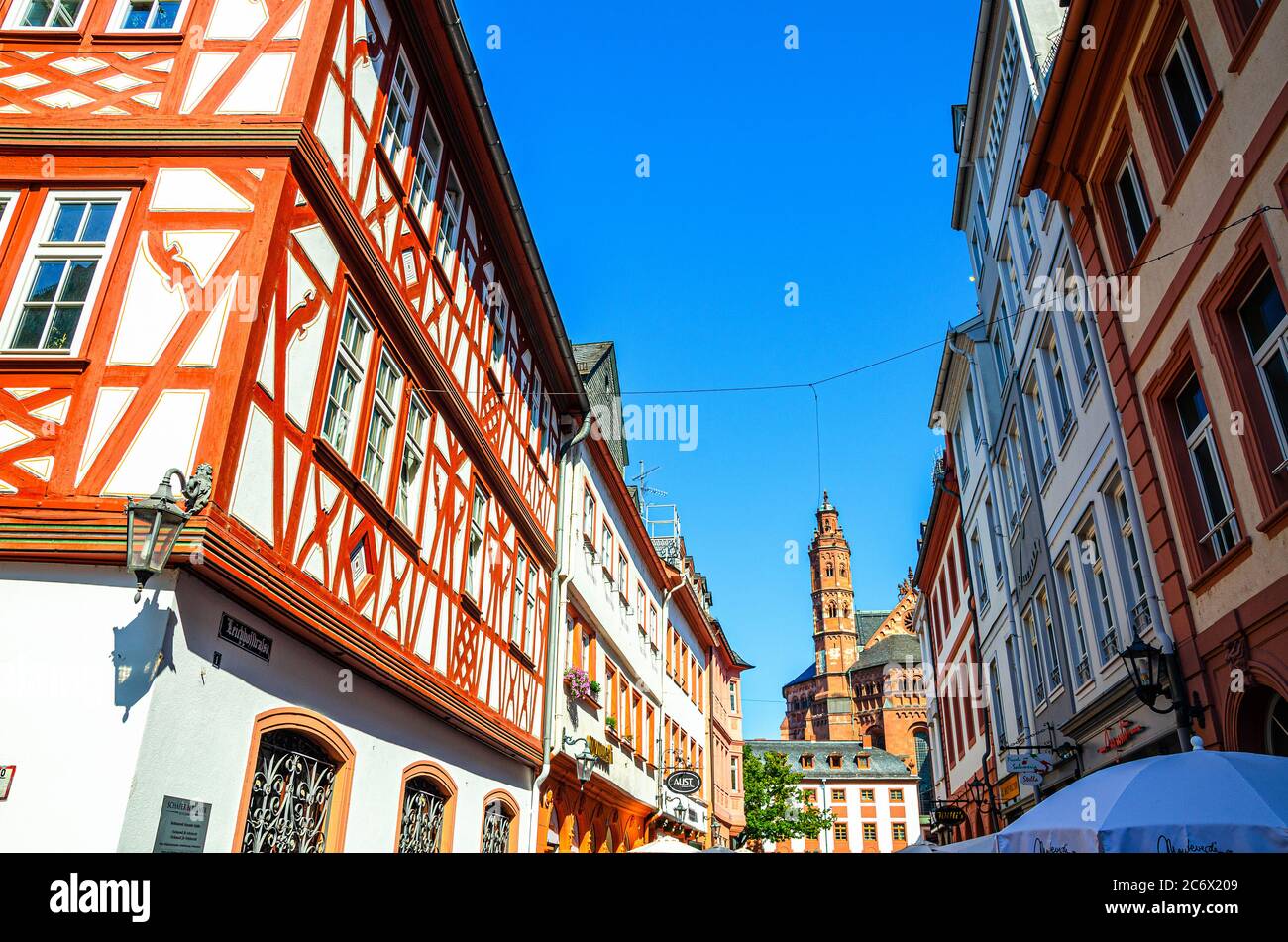 Mainz, 24. August 2019: Traditionelle deutsche Häuser mit typischen Holzwandfachwerk und Mainzer Dom oder St. Martins Dom im historischen mittelalterlichen Stadtkern Stockfoto